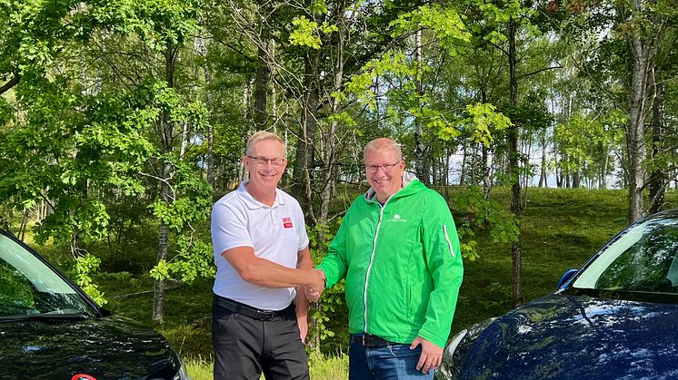 DRIVE VXO och Miljöfordon Sverige i nytt samarbete för effektivare elbilsanvändning. På bilden Hans Bååth, DRIVE VXO och Jonas Lööf, Miljöfordon Sverige