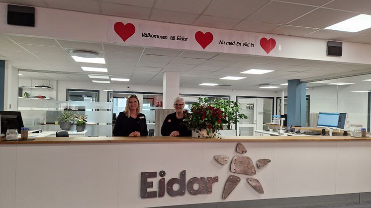 Emma Larsson och Eva-Lott Bussqvist Eriksson står redo att välkomna kunderna i receptionen på Eidar Center.