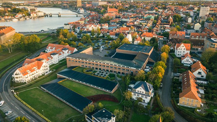 På Hotel Sønderborg Strand, der ligger direkte ud til vandet, er der plads til såvel strandliv og smuk natur som gode konferencemuligheder.