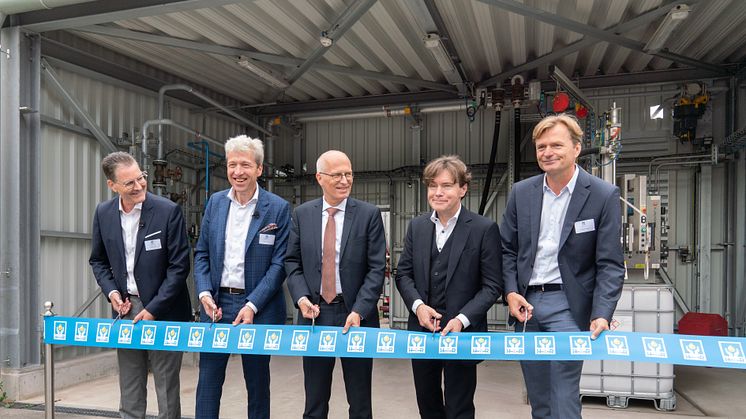 Adrian Willig, en2x; Detlev Woesten, H&R and P2X-Europe; Dr. Peter Tschentscher, First Mayor of the Free and Hanseatic City of Hamburg; Niels H. Hansen, H&R; Volker Ebeling, Mabanaft © Mabanaft GmbH & Co. KG