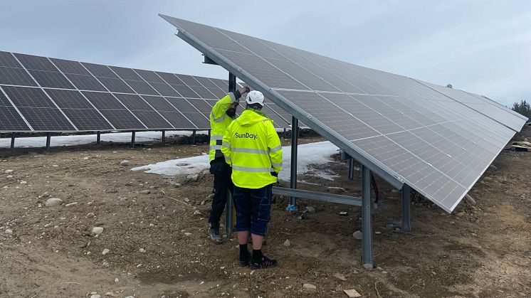OKQ8 SunDay bygger Finlands största anläggning för solenergi
