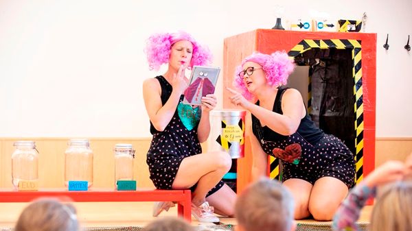Fantasifröknarna Linda Bjällerstedt och Sara Bergström, även kända som nättrollen Fixa och Trixa, undervisar barnen på Bjurhovdasmyckets förskola, tillsammans med sin lärplatta Kjell Kritik.