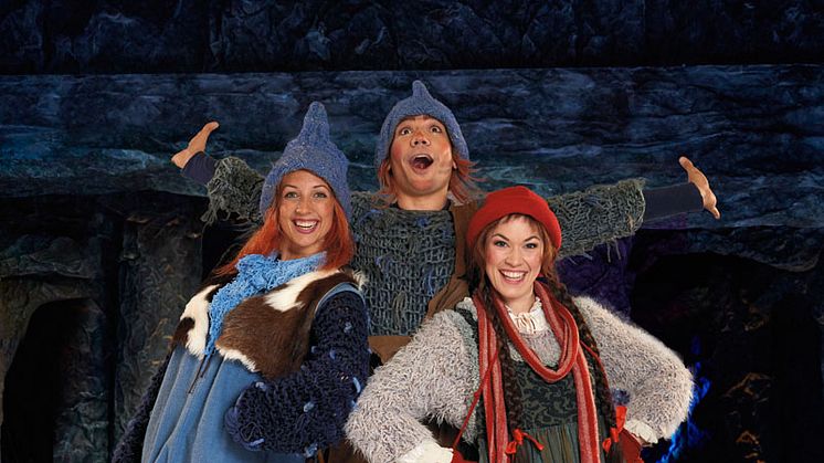 Bilde fra Oslo Nyes turnéoppsetning av Jul i Blåfjell. Her ser vi noen av karakterene fra årets oppsetning. Foto: Oslo Nye Teater