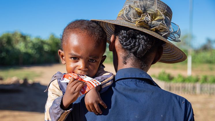 2-åriga Razafimandimby från Madagaskar äter näringstillskott som behandling mot undernäring. Foto: UNICEF/Ralaivita