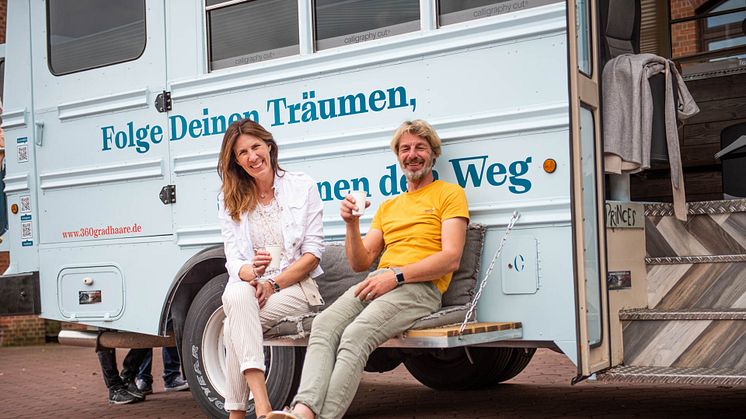 Elke Göttgens und Frank "Schmitty" Schmitz vor calligraphy cut®-Tourbus TRUDE