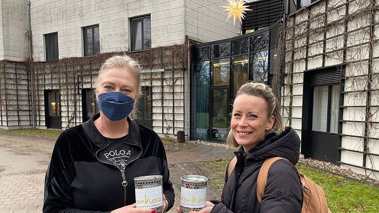 Elvira Wegner vom Kinderhospiz Bärenherz und Corinna Spier von der Tanzeria in Markkleeberg präsentieren stolz die prall gefüllten Spendendosen