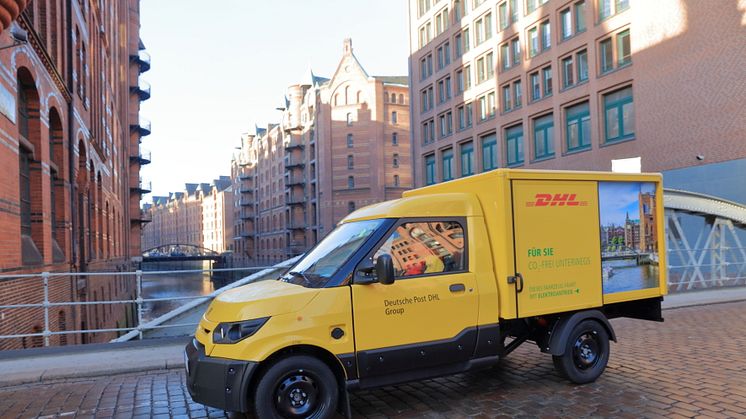 Deutsche Post DHL Group vil blandt andet bruge grønne energikilder som fx elektriske køretøjer ved afhentning og levering af pakker for at kunne halvere sin CO2-udledning.