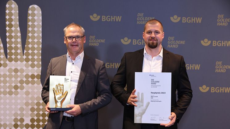 Algeco Geschäftsführer Dietmar Müller (li) und Michael Konrad, HSEQ-Manager  bei Algeco (re), freuen sich über den Präventionspreis „Die Goldene Hand“.