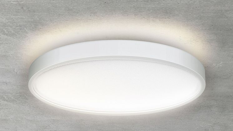 Det indirekte lyset fra SVENJA-taklampene gjør at utenpåliggende armaturer ser ut til å flyte under taket.