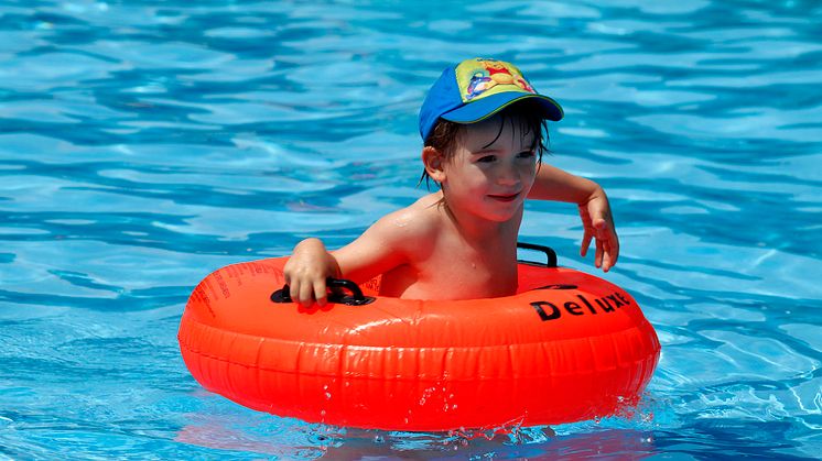 Zum Sonnenschutz für Kinder gehört immer eine Kopfbedeckung, die auch im Wasser getragen wird. Foto : SIGNAL IDUNA