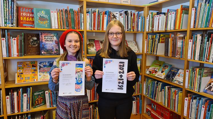 Lisa Rönnlund och Alicia Myrestam visar upp sina jubileumsbokmärken. Fotograf: Petra Nilsson
