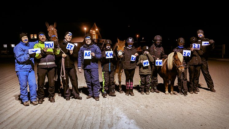 Halmstad travskola samlade in 122 351 kronor till Mustaschkampen. Här syns elever tillsammans med hästarna Sobel Mynta, Milo och Ajax.