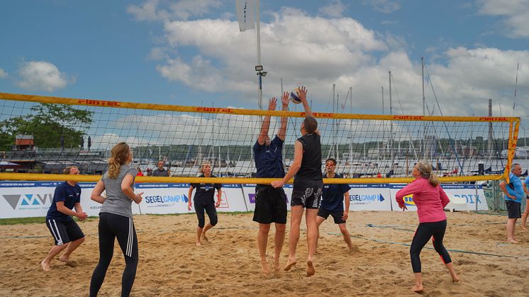 Das große Finale des Beach-Volleyball Firmencups in der 1. und 2. Liga wird am 16.09.2023 im Segelcamp ausgetragen