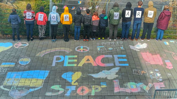 Malen für den Frieden: Zwei Klassen der Dietrich-Bonhoeffer-Schule in Immenhausen möchten ihre bunte Friedensbotschaft um die Welt schicken.