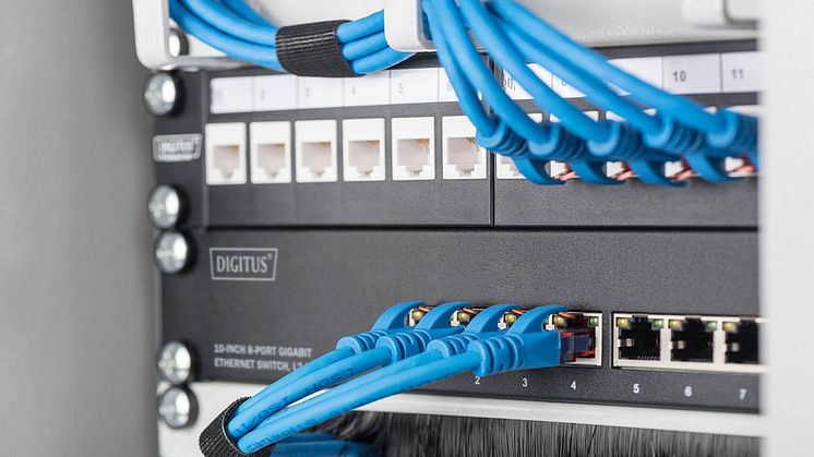 Bildtext: Kompakta gigabit-switchar från DIGITUS möjliggör professionell nätverksteknik i 10-tums skåp. Foto: Assmann Electronic GmbH