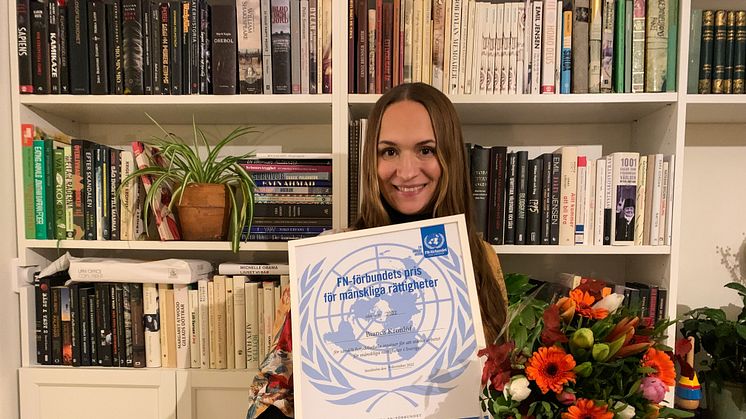 Skådespelaren, komikern och manusförfattaren Bianca Kronlöf tilldelas Svenska FN-förbundets pris för mänskliga rättigheter. Foto: Svenska FN-förbundet
