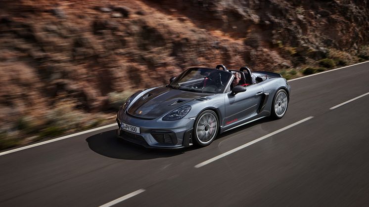 Med den nye 718 Spyder RS placerer Porsche for første gang motoren fra en 911 GT3 i en åben centermotorsportsvogn.