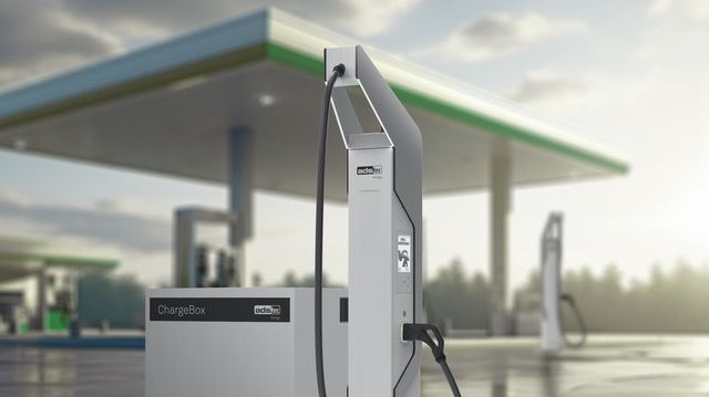 Einfach und flexibel zu installierenden Lösungen wie ChargeBox von ADS-TEC Energy sind optimal für Tankstellen.