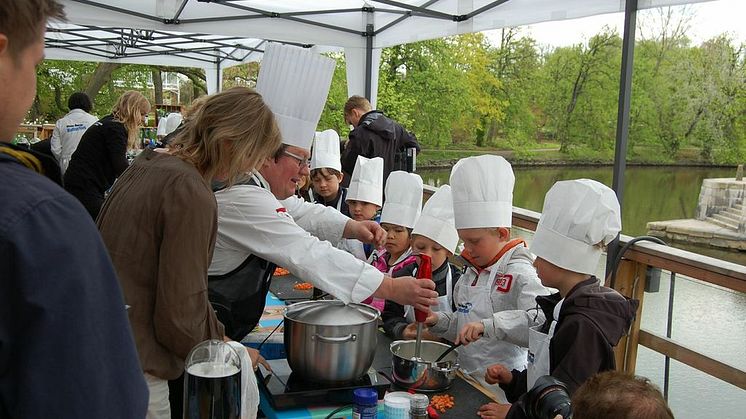 Dan Lexö lär 7-åriga Minikockar att laga rolig och lustfylld mat.
