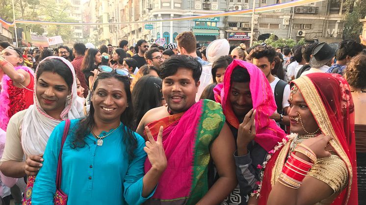 Shridevi (andra från vänster) är hirja, dvs transgender, och representerar Indiens tredje kön som blev juridiskt lagligt 15 april 2014. Här syns Shridevi på Pride Bombay 2018. Foto: Daniel Stein