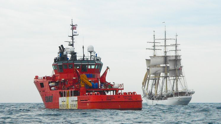 ESVAGT obtained a high GRESB score for its focus on CSR, among other things. On the picture, ‘Esvagt Celeste’ is ready to receive company from the training ship Skoleskibet Danmark.