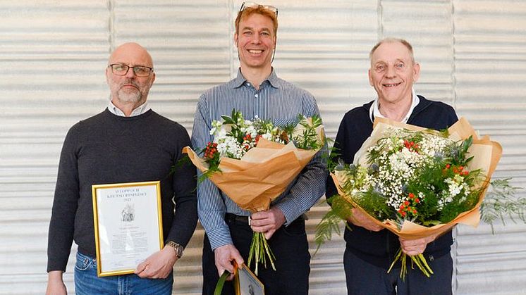 Foto: 2023 års pristagare av Avlopp & Kretsloppspriset. Priset gick till två pristagare, Väddö Golfklubb, här representerad av Christer Svärd och Göran Sanderberg samt Anders Solvarm (i mitten på fotografiet).