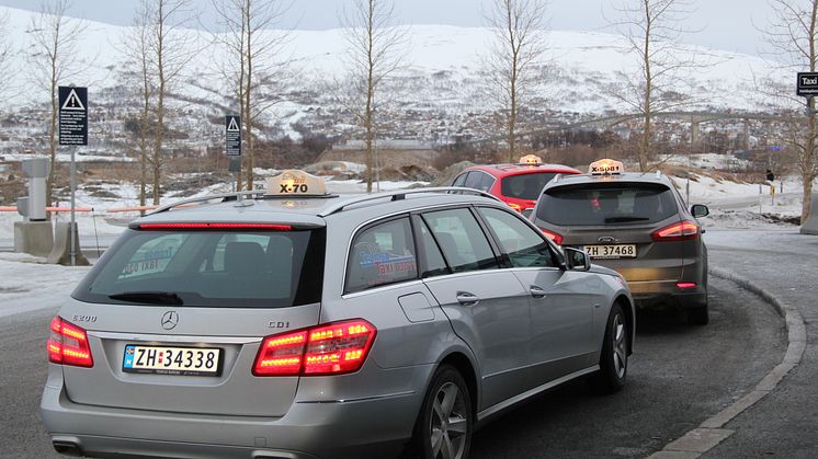 Fylkestinget finner ikke at drosjenes samfunnsoppdrag er hensyntatt i forslaget, sier Troms i sin høringsuttalelse. Arkivbilde fra flyplassen i Tromsø.