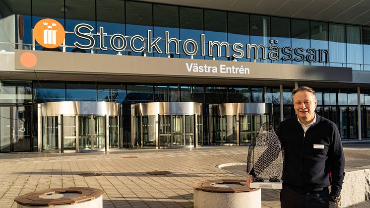 Stockholmsmässans vd Christian Clemens tillsammans med pingvinen Pinglan. Foto: Martin Ulvbäck
