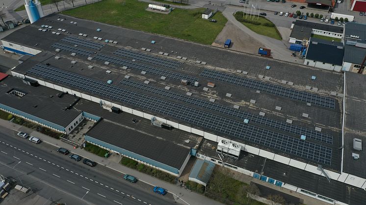 De delar av BLS industries tak som täcks av den nya solcellsanläggningen. foto Johan Hörlin , EON
