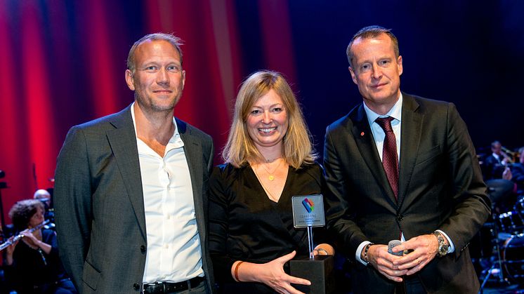 Digitaliseringsminister Anders Ygeman delar ut utmärkelsen Sveriges DigitaliseringsKommun till Daniel Broman och Sara Penje, Lidingö stad