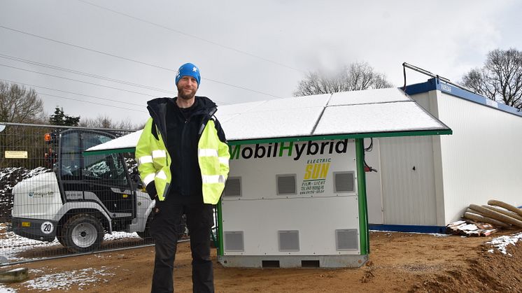 Nils Friedrichsen hat auf der Baustelle eine Solar-Akku-Anlage installiert – für Licht, Heizung, Laptop, Drucker – und Kaffee!