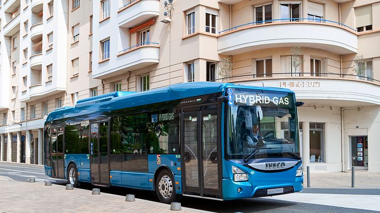 Med en ny generasjon hybridteknologi i URBANWAY- og CREALIS-modellene utvider IVECO BUS tilbudet innen bytransport.