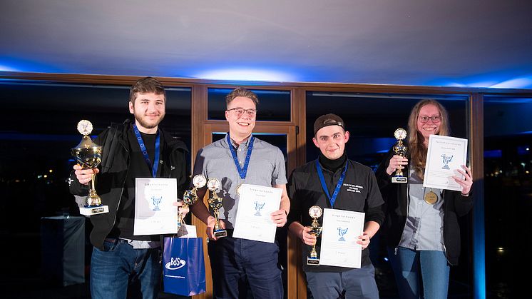 Das glückliche Gewinnerteam des 13. Teamcups der Systemgastronomie (v.l.n.r.: Eric Richter, David Wolf, Felix Scheurich, Marina-Jasmin Rath)