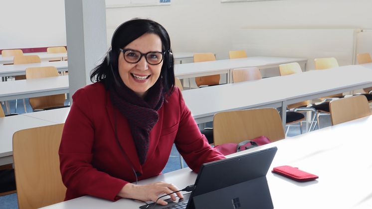 Für die digitale Lehre gerüstet: HdWM-Präsidentin Prof. Dr. Perizat Daglioglu unterrichtet im Virtual Classroom
