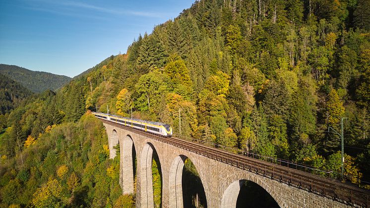 Hinterzarten: Toget kjører over Ravennabroen i Höllental