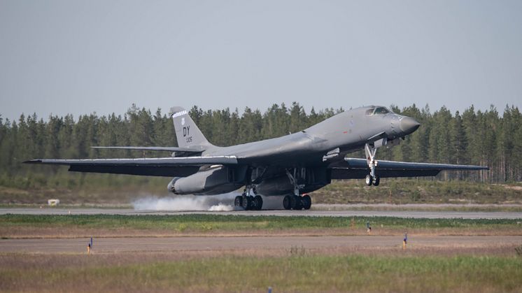 Det första amerikanska bombflygplanet B-1B Lancer landade kl 16.41 på F 21. Foto: Jesper Sundström/Försvarsmakten