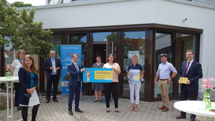 Ausgezeichnete Auswahl: 5.000 Euro bekam die Gemeindebücherei Schwarzenfeld vom Bayernwerk für ihre fortlaufend gute Arbeit in den Bereichen Kinder- und Jugendbuch.