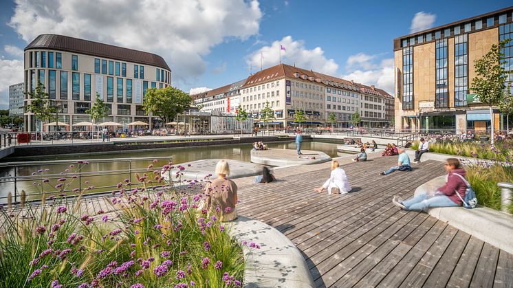 Er belebt seit 2020 die Innenstadt der schleswig-holsteinischen Landeshauptstadt Kiel: Der Holstenfleet (vorher „Kleiner Kiel-Kanal) wurde mit über 5 km Kebony Holz fertiggestellt und ist jetzt preisgekrönt – mit einer Auszeichnung beim Deutschen Lan