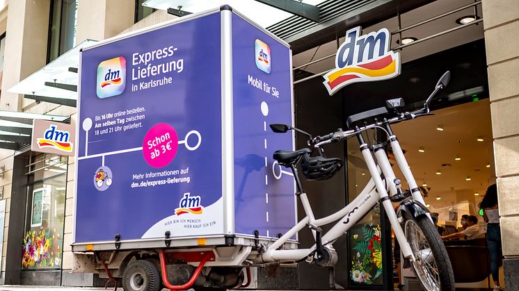 dm testet Express-Lieferung in Karlsruhe: Produkte online bestellen und umweltfreundlich per Lastenrad nach Hause liefern lassen