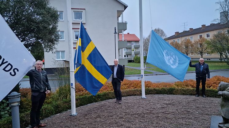 Kommunstyrelsens presidium Kenth Williamsson (S), Thomas Axelsson (KD) och Gert Jonsson (M) hissade FN-flaggan tillsammans med den svenska flaggan och kommunflaggan utanför kommunhuset Skillingehus på FN-dagen.