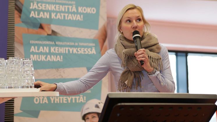 Markkinointipäällikkö Kaisa Tiira-Vahala esiintyi Urapolkuja-tapahtumassa Helsingin Metropoliassa 26.2.