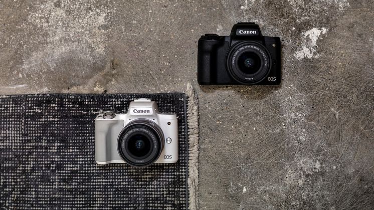 Canon EOS M50 -järjestelmäkamera, sekä kiiltävänä valkoisena että mattana mustana