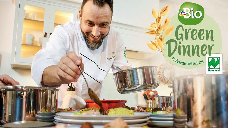 Bio-Spitzenkoch Tino Schmidt bereitet bei den Green Dinner Events Menüs mit dmBio Produkten zu.