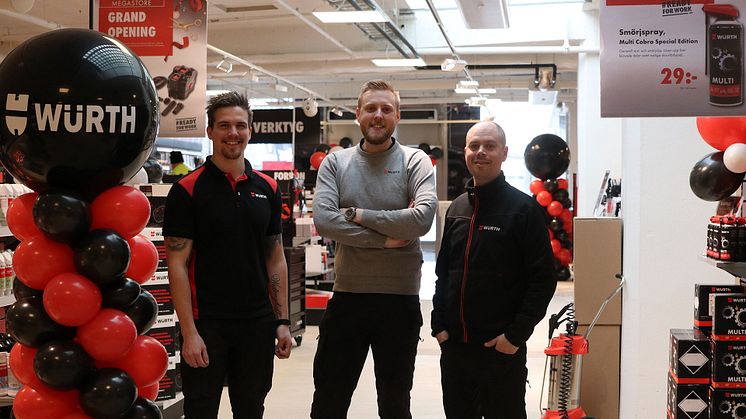 Timmy Hultman (i mitten) tillsammans med sina kollegor Christoffer och Daniel under invigningen av Würth Megastore.