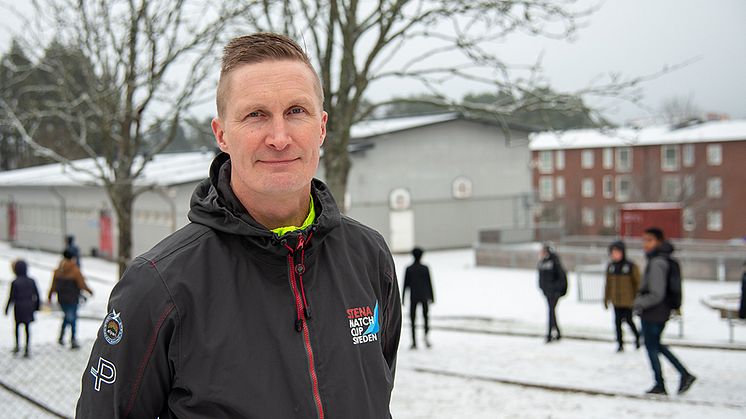 Solbackeskolans idrottslärare Jonas Almén har fått hela skolan att röra på sig mer och nu är han nominerad till Årets eldsjäl.