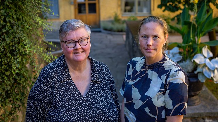 Ulla Bäckekihl, valansvarig och Lisa Montan, biträdande valansvarig, leder arbetet med den slutliga rösträkningen.