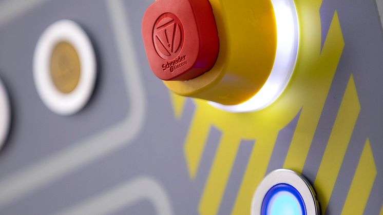 Schneider Electric utvider sitt utvalg av trykknapper med Harmony XB5, en ny nødstopp med innebygd lys og ny merking med LED-ring. 