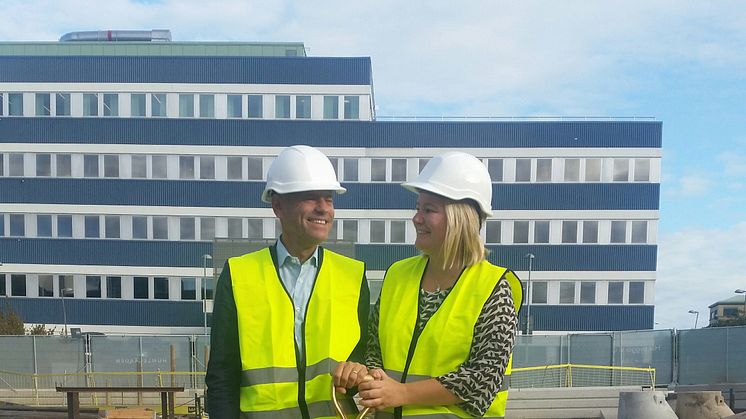 Reshi Chibba, VD, Hotel Hagagatan AB och Maria Lidström, Chef investering och utveckling, Humlegården vid första spadtaget 8 september, 2016. (Foto: Forsen)