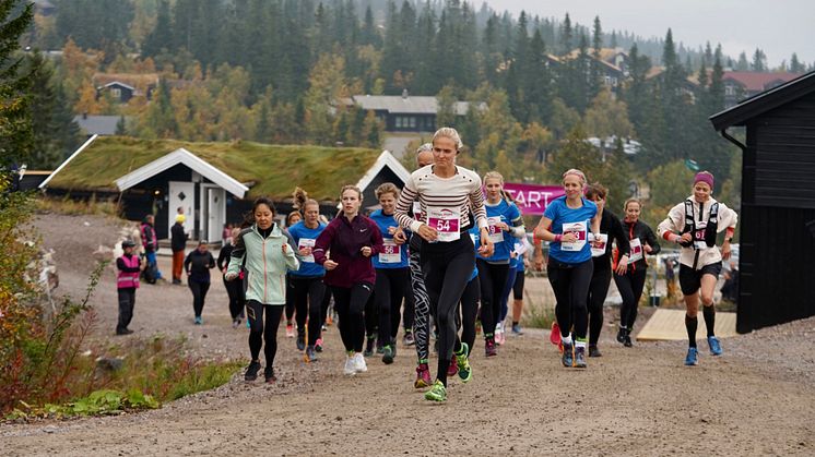 Vinneren Susanna Honkanen i tet fra starten på 13 kilometer løp. Foto: Jonas Sjögren/Trysil