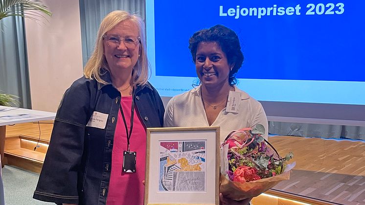 Göta Lejons vd Annika Forsgren (t v) överlämnar Lejonpriset till Ida Lindgren, hållbarhets- och säkerhetsansvarig på Higab. Foto: Anne-Lise Perica